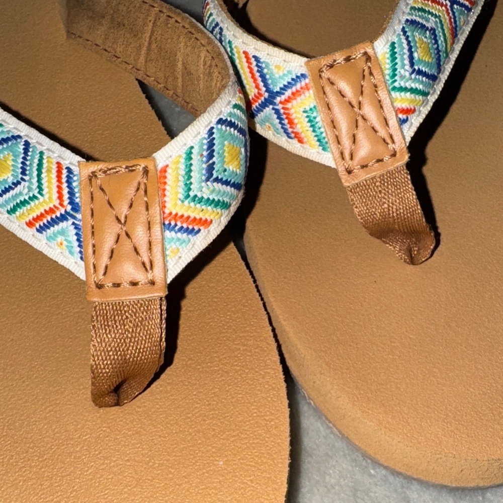 Shade & Shore Women's Sandals with Colorful Pattern - Picture 5 of 5